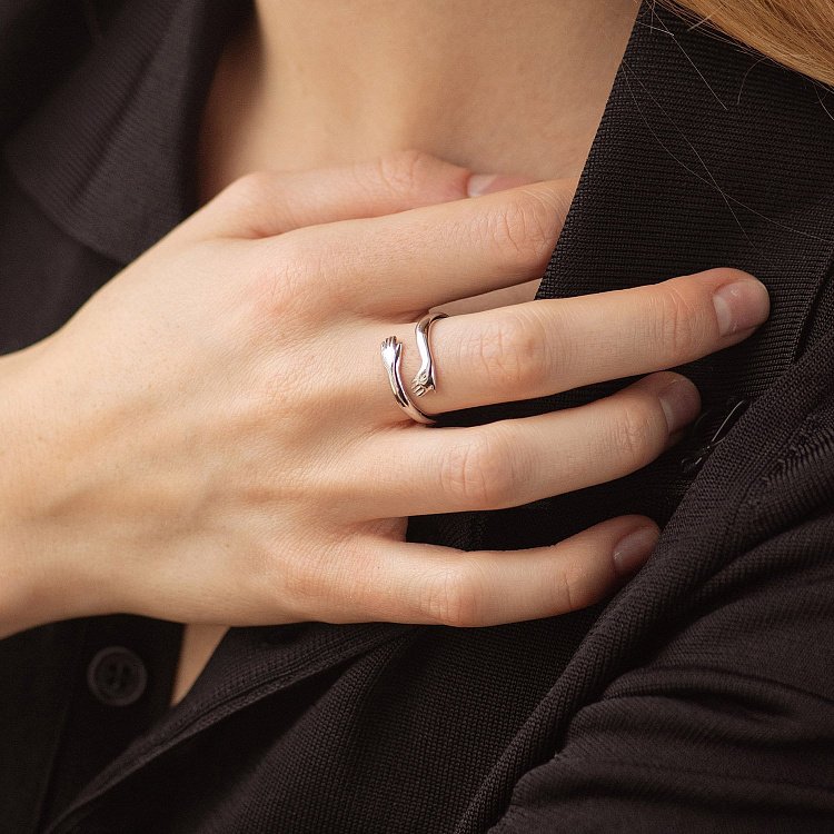 Кольцо "Обьятия" в белом золоте к08028 от ювелирного магазина Оникс - 1