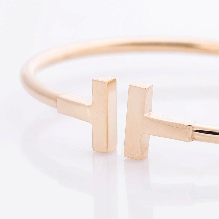 Золотий жорсткий браслет б02128 від ювелірного магазину Онікс - 1