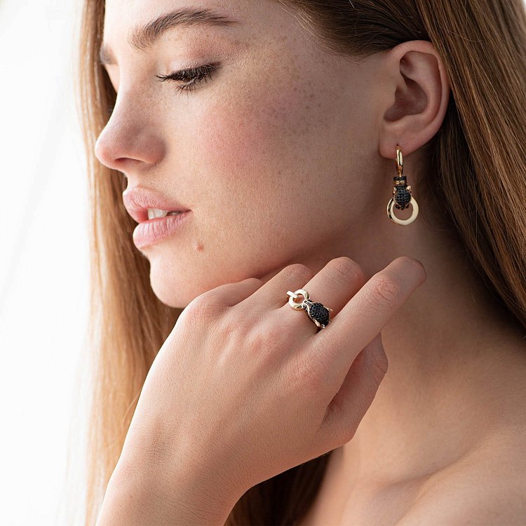 Золота каблучка "Пантера" (чорні фіаніти) к06700 від ювелірного магазину Онікс - 3