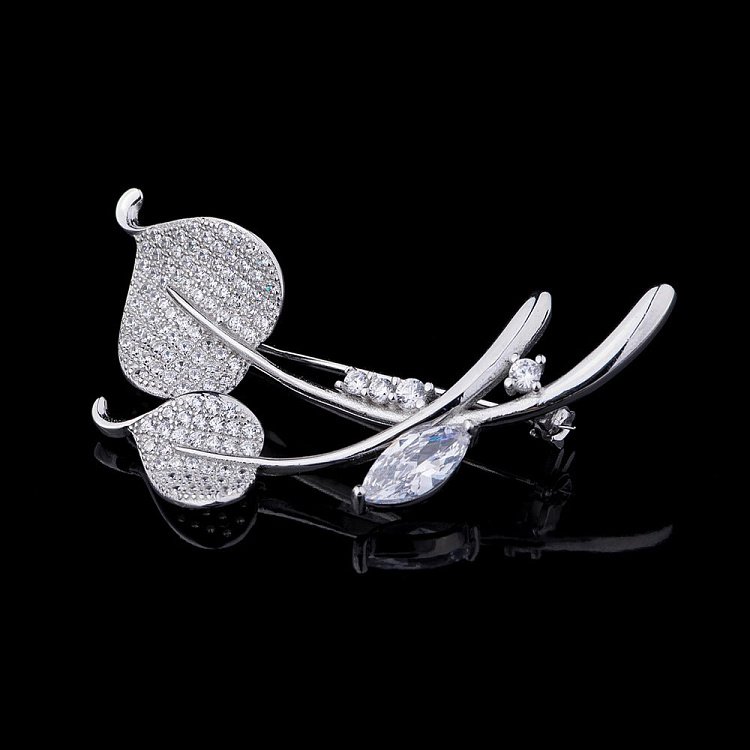 Срібна брошка листочки з фіанітами 16100 від ювелірного магазину Онікс