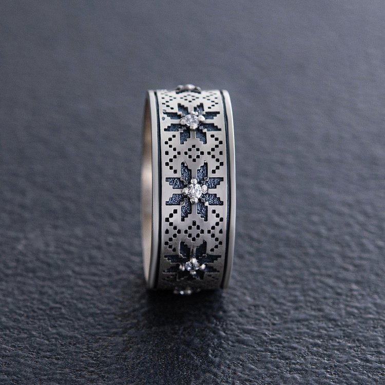 Срібна каблучка "Вишиванка" (фіаніти) 1113 від ювелірного магазину Онікс - 1