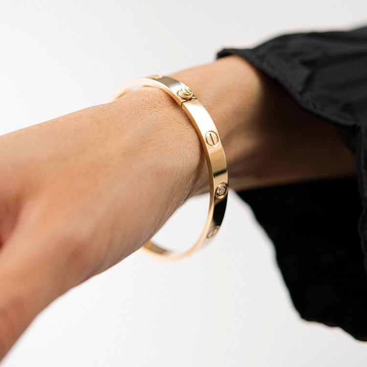 Жорсткий браслет "Love" з фіанітами (жовте золото) б04654 від ювелірного магазину Онікс - 1