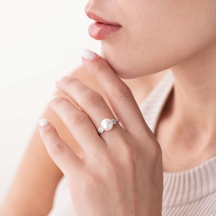 Срібна каблучка з перлиною і фіанітами 1799/1р-PWT від ювелірного магазину Онікс - 1