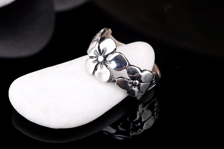 Срібний перстень "Квіточки" 111366 від ювелірного магазину Онікс - 2