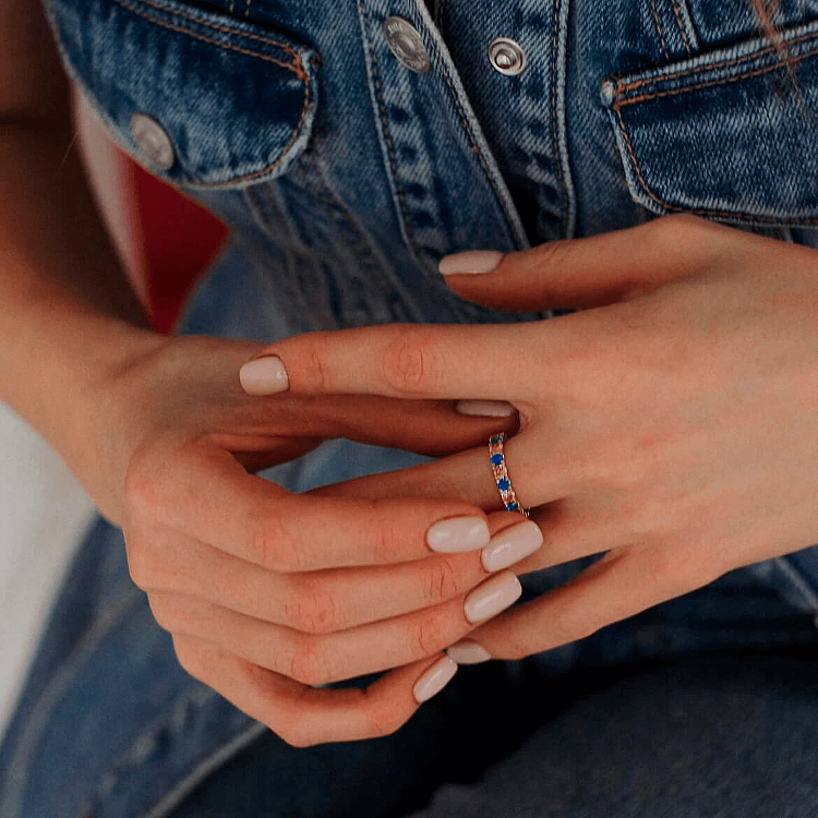 Кольцо с дорожкой голубых и желтых камней (желтое золото) к07106 от ювелирного магазина Оникс - 10