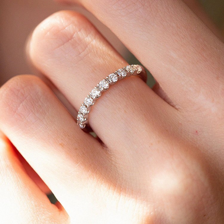 Золота каблучка з доріжкою каменів (діаманти) кб0439cha від ювелірного магазину Онікс - 4