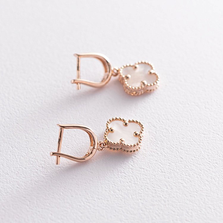 Сережки "Конюшина" в червоному золоті (перламутр) с07116 від ювелірного магазину Онікс - 2