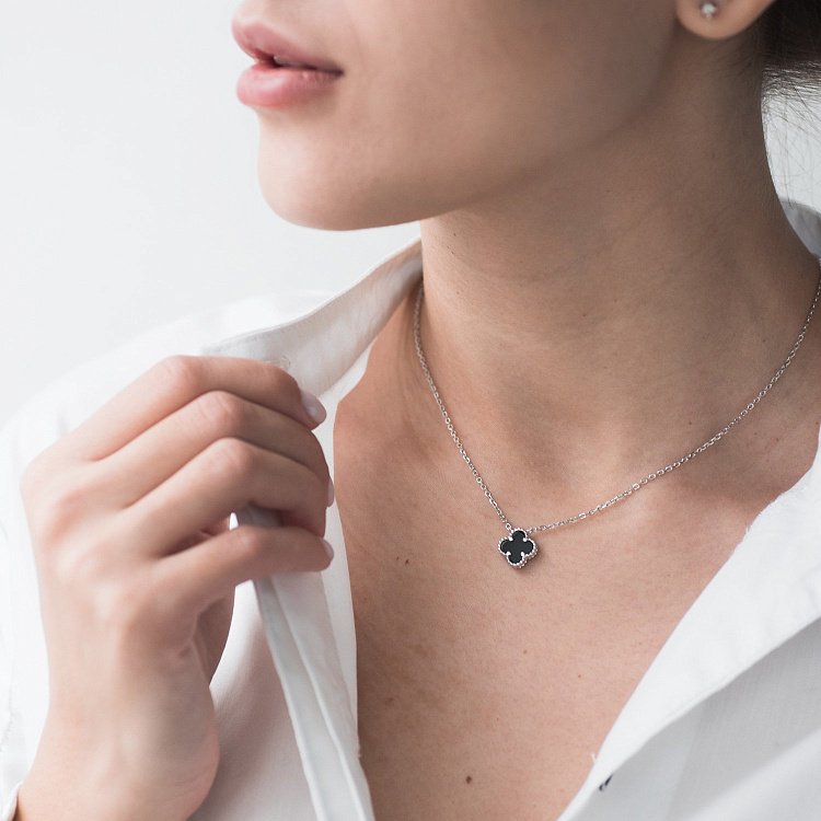 Серебряное колье "Клевер" с ониксом 18927 от ювелирного магазина Оникс - 1