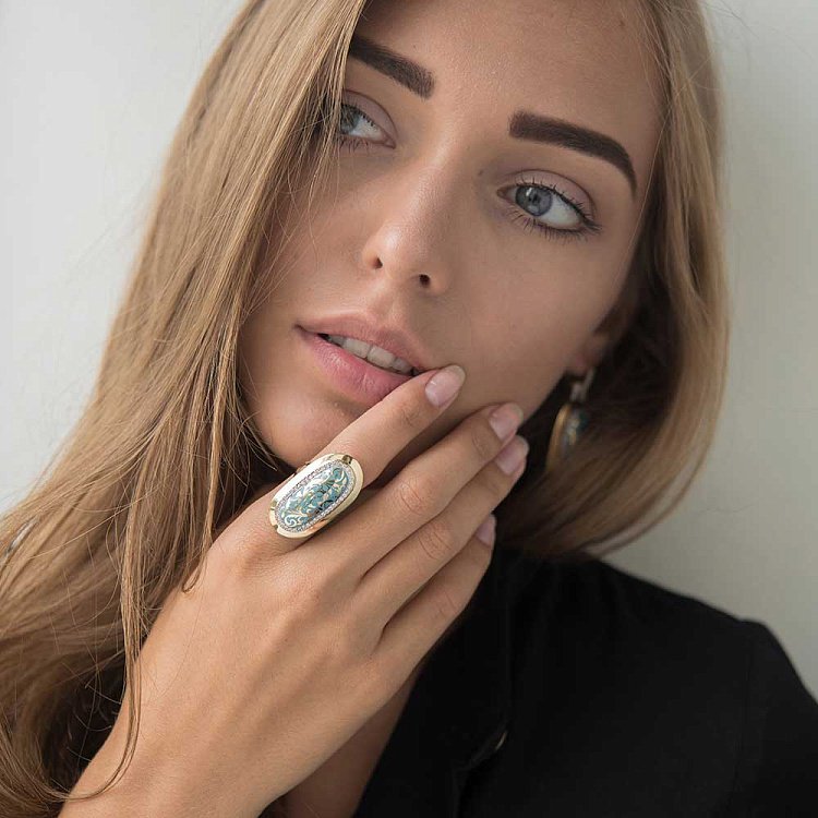 Золота каблучка з емаллю і фіанітами к04232 від ювелірного магазину Онікс