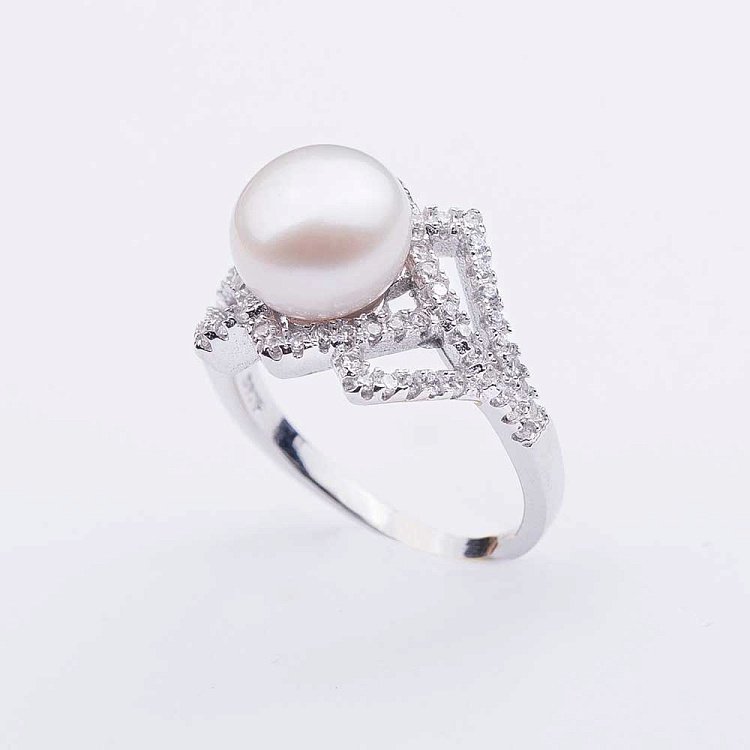 Срібний перстень з фіанітами і культ. прісн. перлами 111863 від ювелірного магазину Онікс - 1