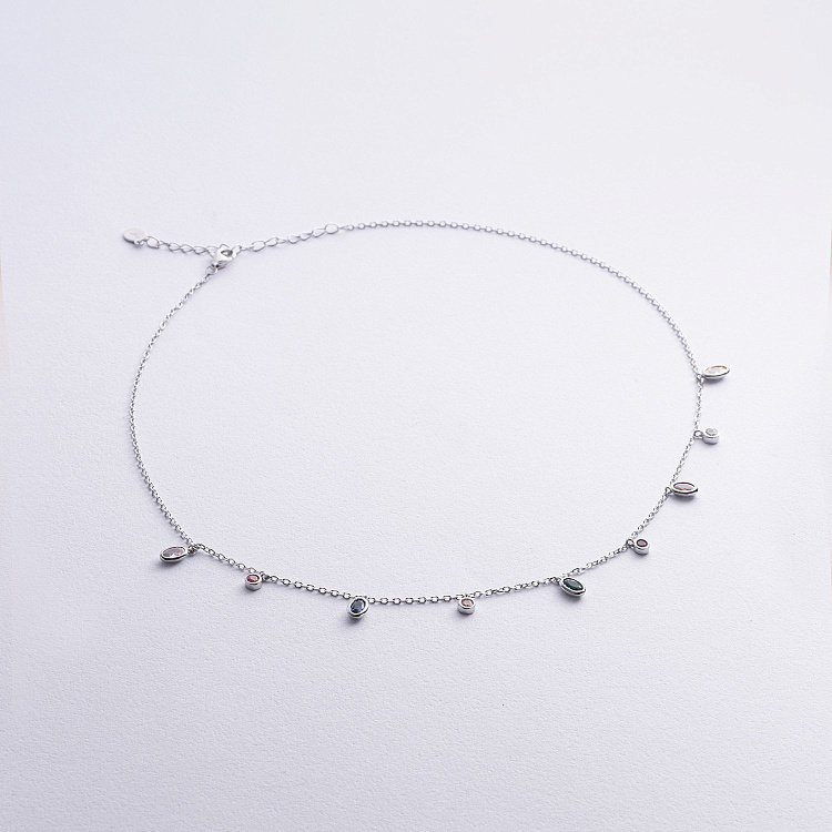 Срібне кольє з різнокольоровими фіанітами 181301 від ювелірного магазину Онікс