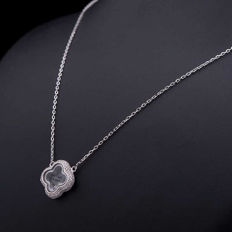 Эксклюзивное серебряное колье "Клевер" с фианитами 18323 от ювелирного магазина Оникс