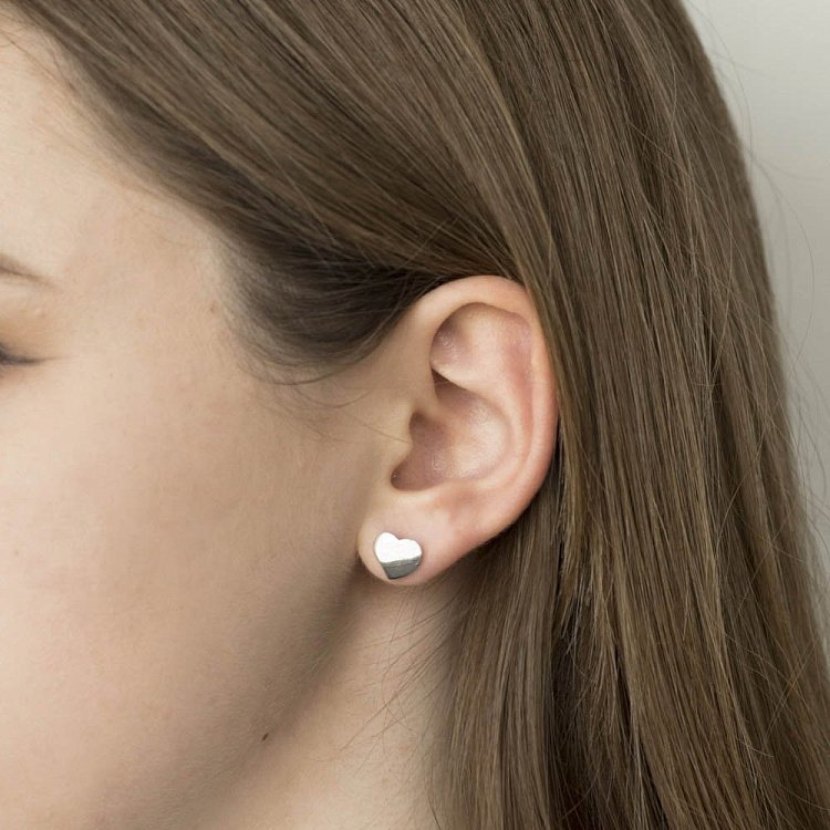 Серебряные серьги-пусеты "Сердца" 121615 от ювелирного магазина Оникс