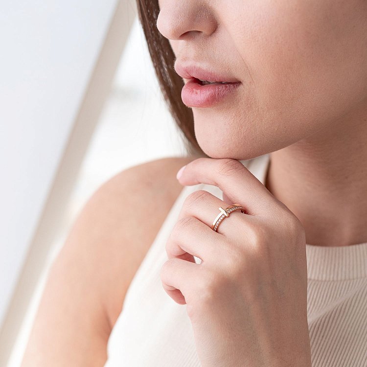 Золотое кольцо "Крестик" с фианитами к05521 от ювелирного магазина Оникс - 1