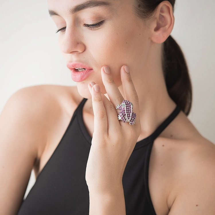 Серебряное кольцо "Лягушка" с изумрудом и рубинами 111796 от ювелирного магазина Оникс