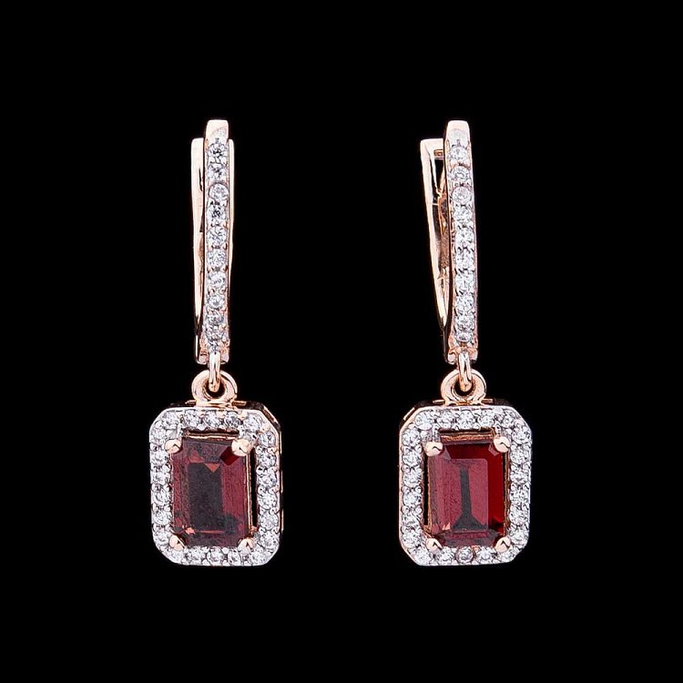 Золоті сережки з піропом (гранатом) і фіанітами с04178 від ювелірного магазину Онікс - 2