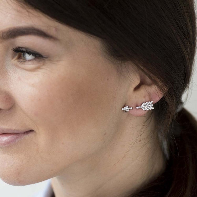 Срібні сережки "Стріла" з фіанітами 122121 від ювелірного магазину Онікс - 1