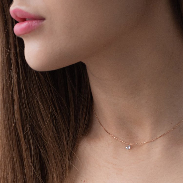 Колье в красном золоте с одним фианитом кол01812 от ювелирного магазина Оникс - 1