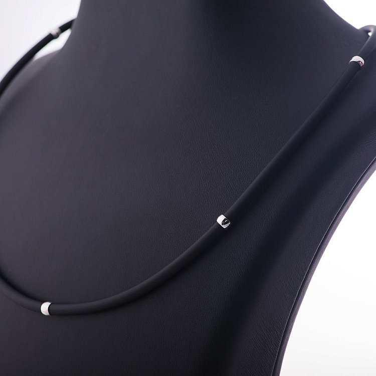 Каучуковый шнурок с гладкой серебряной застежкой и вставками из серебра (4мм) 18149 от ювелирного магазина Оникс - 2