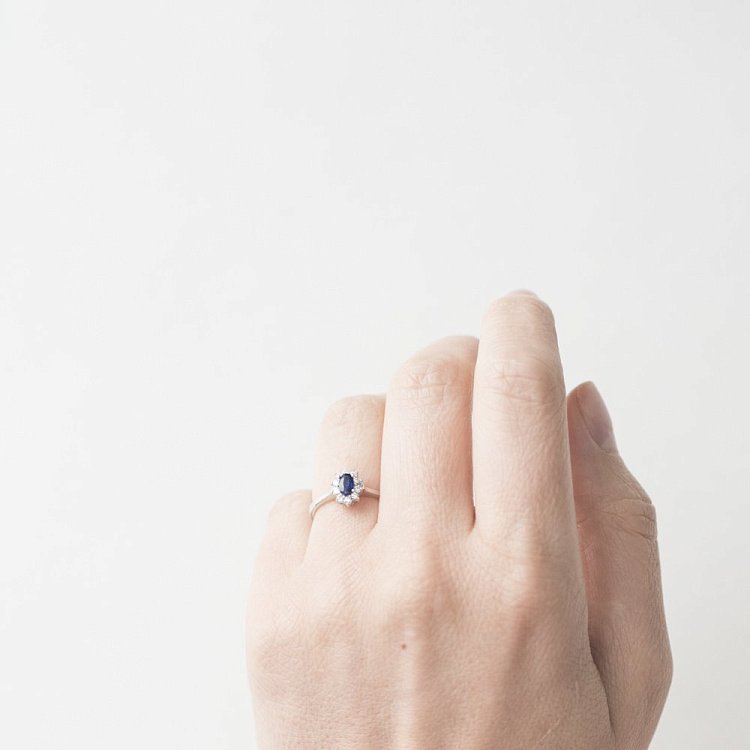 Золотое кольцо с сапфирами и бриллиантами LDR0576-р от ювелирного магазина Оникс - 1