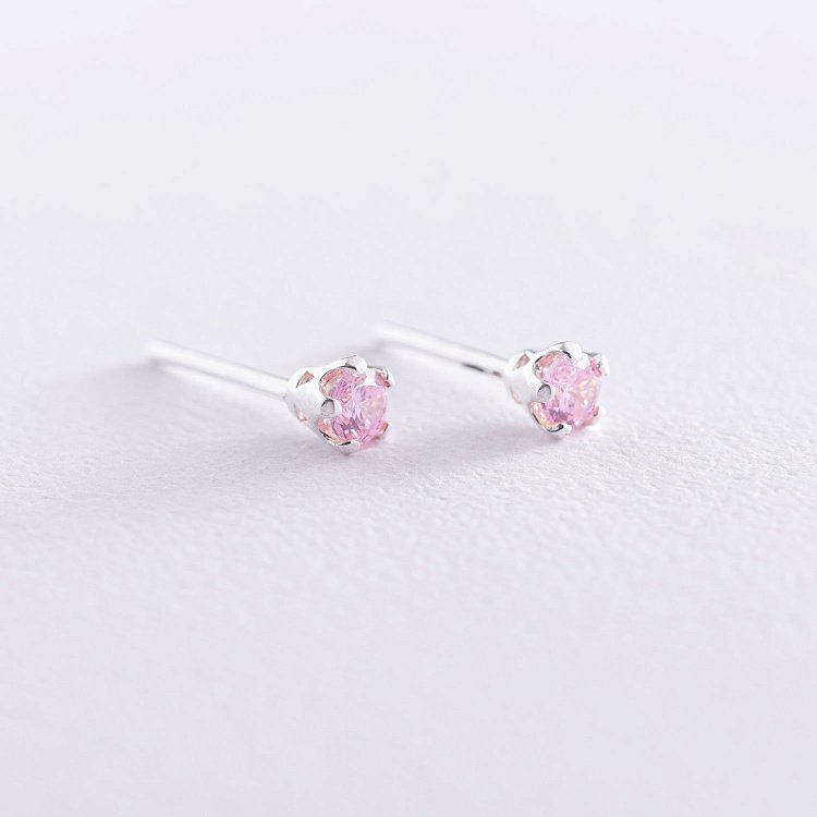 Срібні сережки-пусети з фіанітами 121890 від ювелірного магазину Онікс