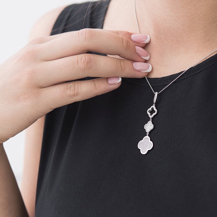 Срібна підвіска "Конюшина" з перламутром і фіанітами 132238 від ювелірного магазину Онікс