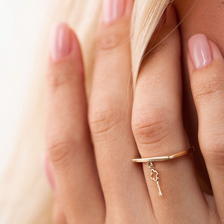 Кольцо "Ключик" в желтом золоте к06791 от ювелирного магазина Оникс - 1