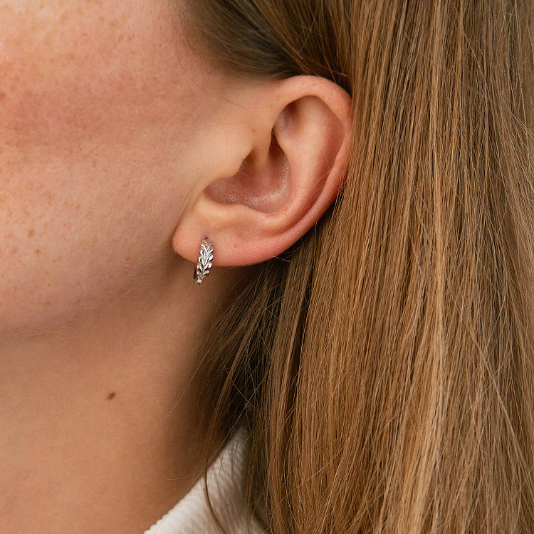 Серьги - кольца "Колоски" в белом золоте с09169 от ювелирного магазина Оникс - 1