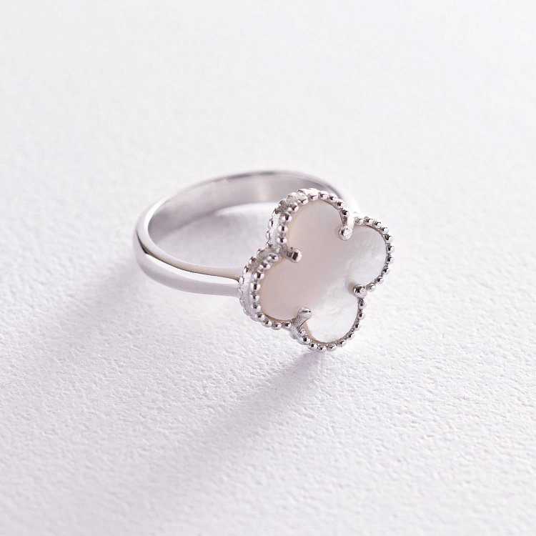 Серебряное кольцо "Клевер" с перламутром 111626 от ювелирного магазина Оникс