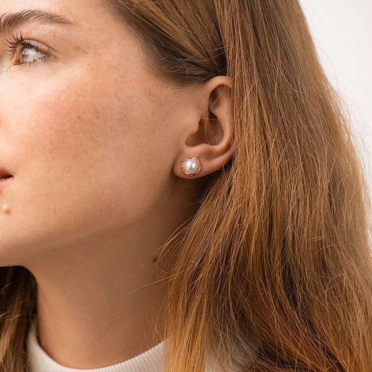 Золотые серьги - пусеты с жемчугом с09105 от ювелирного магазина Оникс - 1