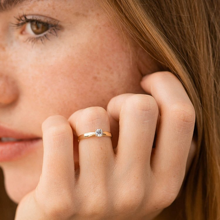 Помолвочное золотое кольцо "Сердце" (фианит) к08155 от ювелирного магазина Оникс - 1