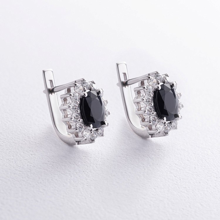 Серебряные серьги с сапфирами и фианитами GS-02-012-3110 от ювелирного магазина Оникс