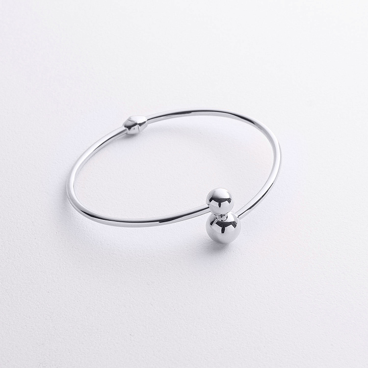 Жорсткий браслет "Кульки" у білому золоті б05817 від ювелірного магазину Онікс - 1