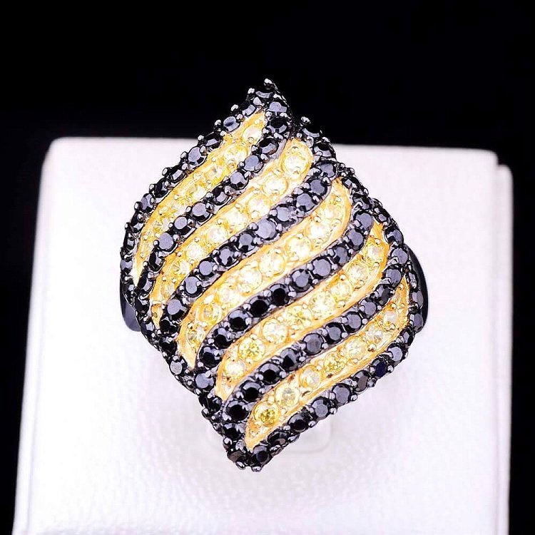 Серебряное кольцо с фианитами 11377 от ювелирного магазина Оникс - 1