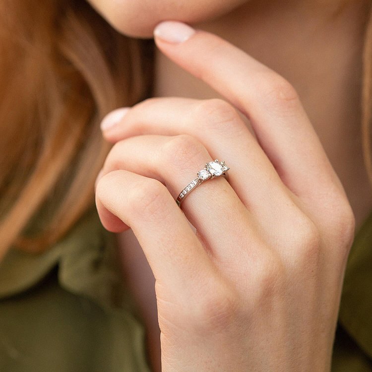 Cеребряное кольцо с фианитами 683 от ювелирного магазина Оникс - 3