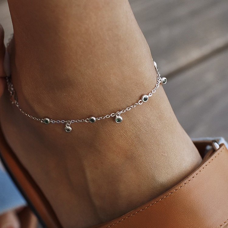 Серебряный браслет с зелеными фианитами на ногу 141572 от ювелирного магазина Оникс - 2