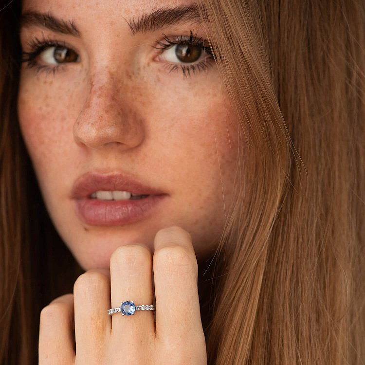 Серебряное кольцо с синт. танзанитом и фианитами 1846/1р-QTANZ от ювелирного магазина Оникс - 1