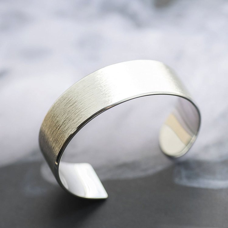 Жесткий браслет ручной работы из серебра 141381 от ювелирного магазина Оникс - 3