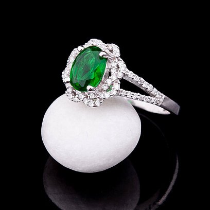 Кольцо с синтетической шпинелью зеленого цвета к07