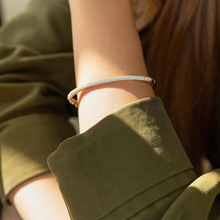 Жорсткий браслет у жовтому золоті (фіаніти) б02516 від ювелірного магазину Онікс - 3