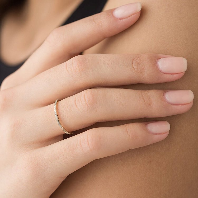 Золотое кольцо с фианитами к04257 от ювелирного магазина Оникс