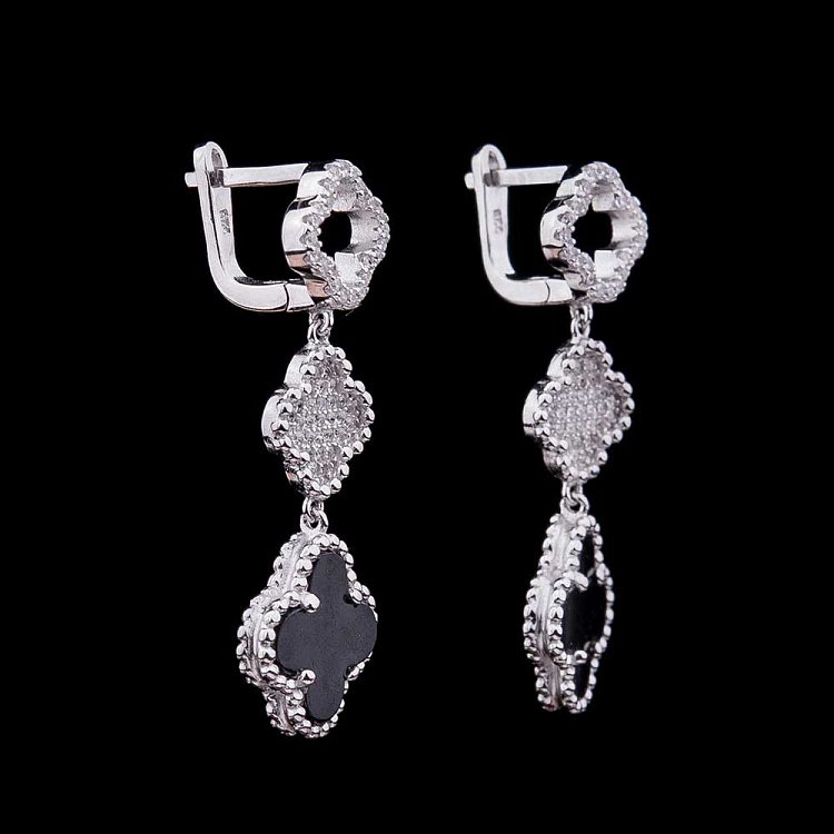 Серебряные серьги "Клевер" с ониксом и фианитами 121733 от ювелирного магазина Оникс