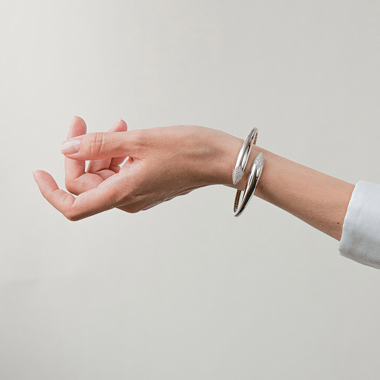 Жесткий браслет "Rosemarie" в белом золоте (фианиты) б05605 от ювелирного магазина Оникс - 3