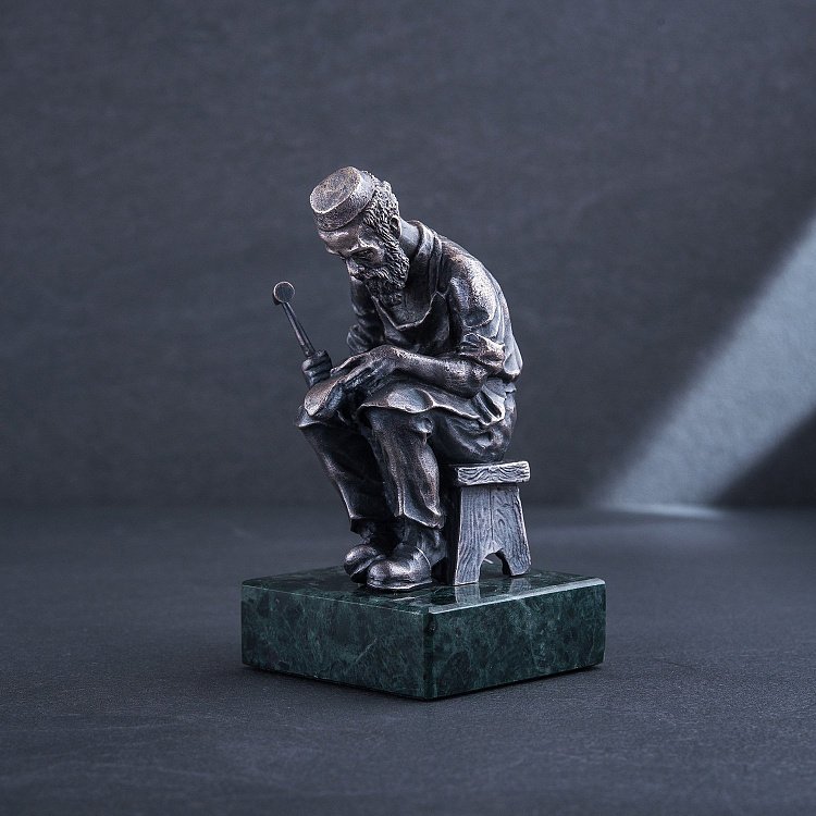 Срібна фігура ручної роботи "Єврейський швець за роботою" сер00049 від ювелірного магазину Онікс