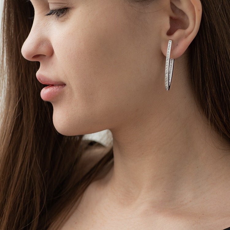 Срібні сережки "Ініціатива" (білі фіаніти) 122682 від ювелірного магазину Онікс - 1