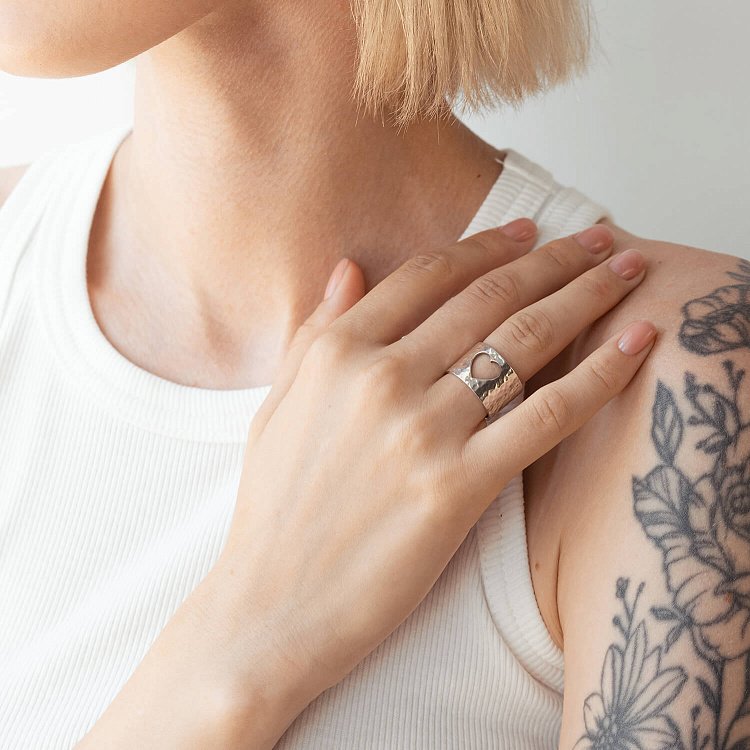 Широка каблучка "Мама" в сріблі 112206м від ювелірного магазину Онікс - 9