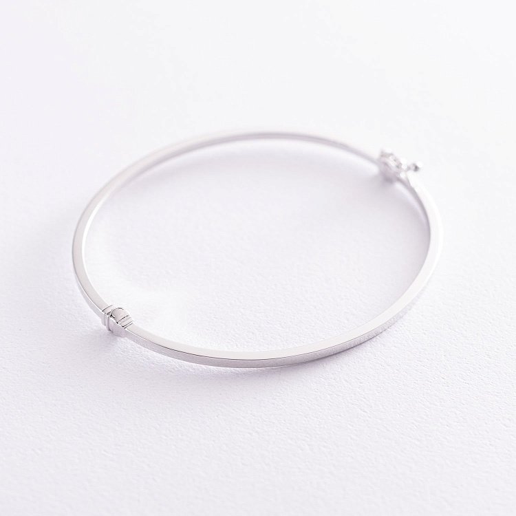 Жесткий браслет из белого золота б01127 от ювелирного магазина Оникс