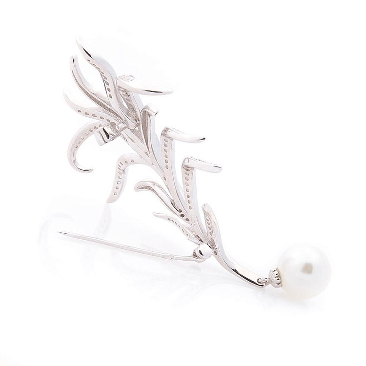 Серебряная брошь с фианитами и искусственным жемчугом 16115 от ювелирного магазина Оникс - 1