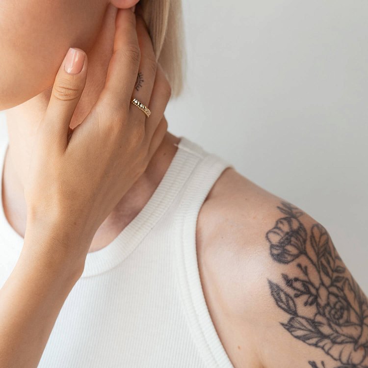 Каблучка "Сердечки" в жовтому золоті (фіаніти) к07060 від ювелірного магазину Онікс - 5