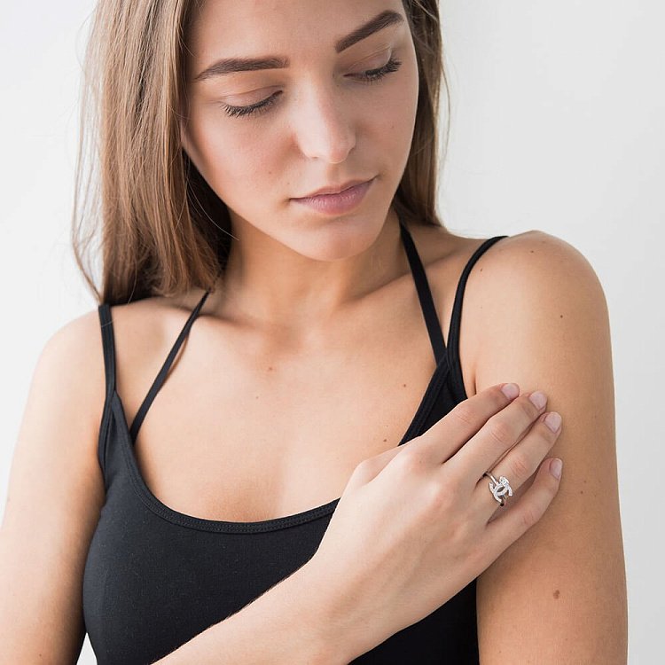 Эксклюзивное серебряное кольцо с фианитами (родий) 111725 от ювелирного магазина Оникс - 4